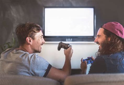 Amigos Jogando Video Games Banco De Imagens E Fotos De Stock Istock