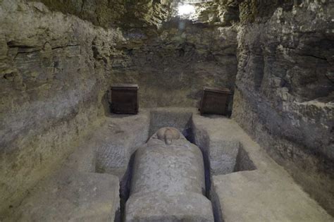 Egyptian archaeologists unveil ancient tombs, artifacts – Aruba Today