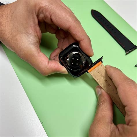 how to remove strap on apple watch
