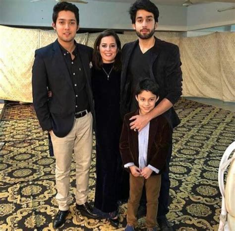 Bilal Abbas Khan With His Siblings - Arts & Entertainment Images & Photos