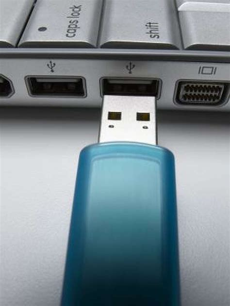 How to Put Downloads Onto a Flashdrive