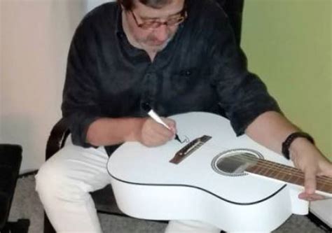 Uma Guitarra Autografada Por Rui Veloso Ou Uma Prancha Assinada Por