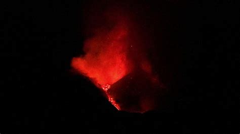 L Etna In Eruzione Chiuso L Aeroporto Di Catania Le Immagini Dal