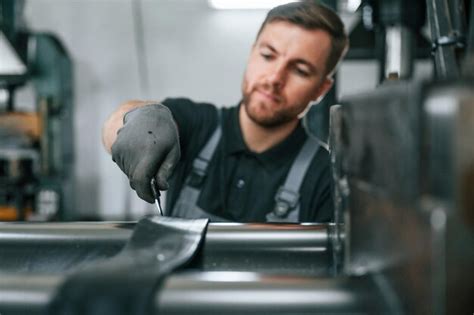 Pe As Limpas O Homem De Uniforme Est Na Esta O De Trabalho