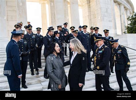 Ambassadeur italien aux États Unis Mariangela Zappia au centre à