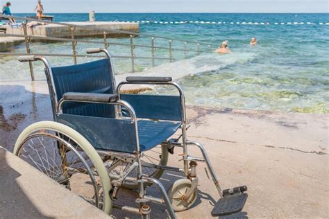 Playa Accesible Con Silla De Ruedas Con Rampa Para Personas Con