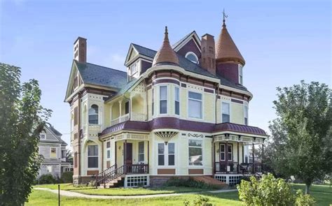 1893 Queen Anne In Vinton Iowa — Captivating Houses