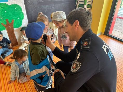 La Policía Local de Piélagos forma a niños de la guardería municipal de