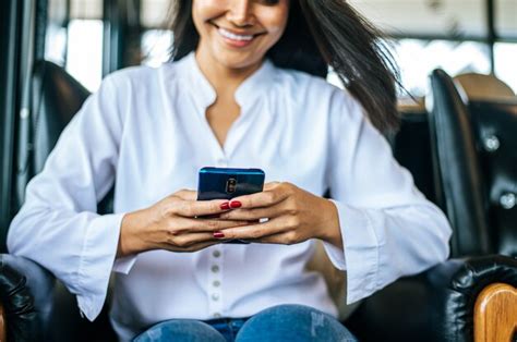 Femme Heureuse à Laide De Son Smartphone Photo Gratuite