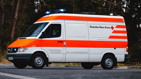 Neues Einsatzfahrzeug nun in Dienst gestellt Neuer Krankenwagen für