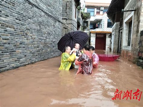 凤凰古城突降暴雨导致内涝 凤凰公安全力抗洪抢险 湘西 新湖南