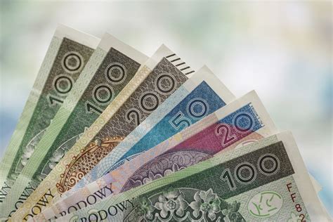 Kursy Walut Z Oty W Poniedzia Ek Rano Traci Do Dolara Euro I Franka