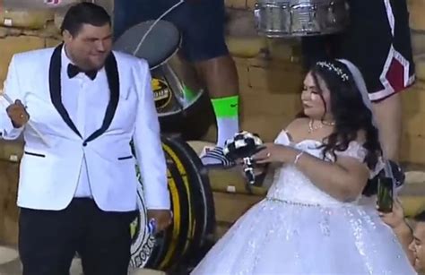 Novios Celebran Su Boda Durante Partido De Dorados De Sinaloa Formato