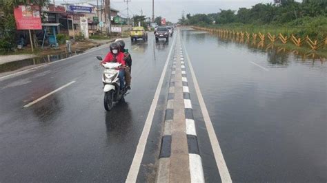 Foto Hujan Berjam Jam Bikin Jalan Paus Rumbai Pekanbaru Banjir Satu