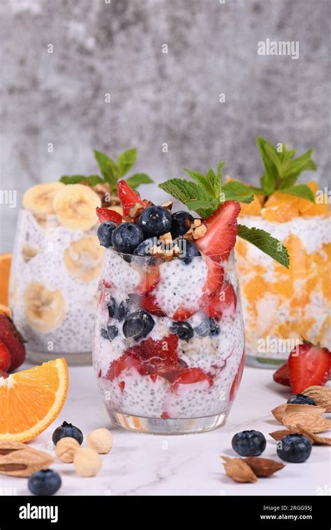 Ce Chia Pudding Est Fait Avec Du Yaourt Grec Et Des Morceaux De Fruits