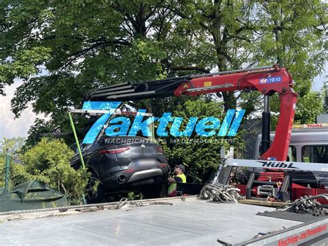 Pkw Durchbricht Hecke St Rzt Hang Hinab Und Landet Auf Terrasse Eines