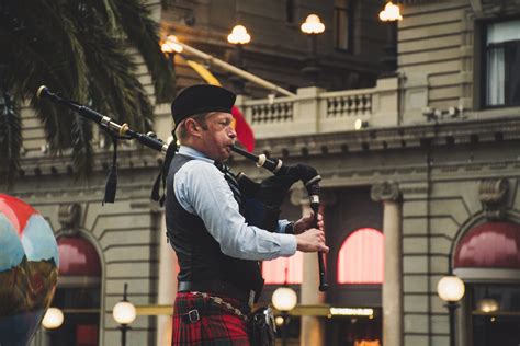 Irish Bagpipes vs. Scottish Bagpipes - What's The Difference?