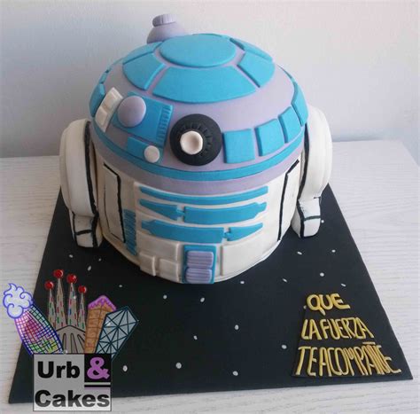 Pastel R2D2 Hecho con bizcocho húmedo de chocolate negro relleno de