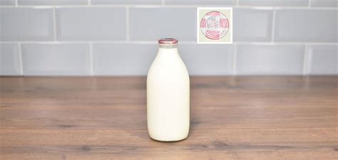 Cotteswold Dairy Organic Semi Skimmed Milk 1 Pint 568ml Glass