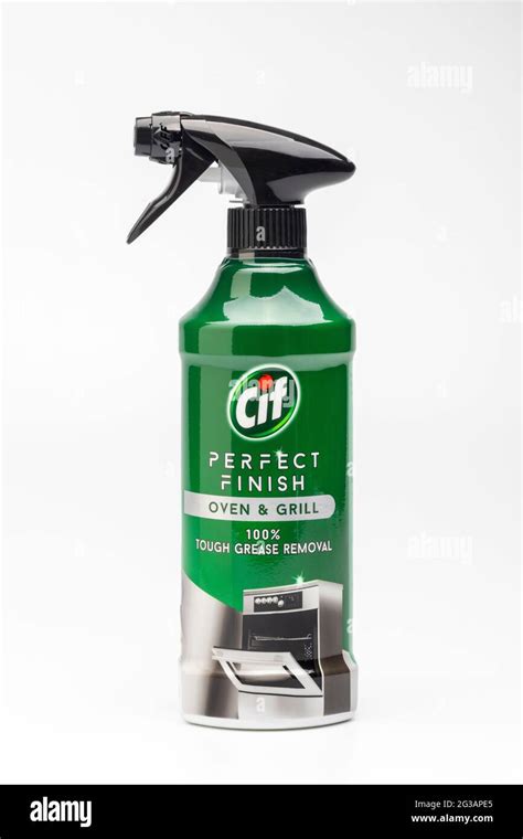 Una Botella De Limpiador En Spray Para Horno Y Grill CIF Perfect Finish