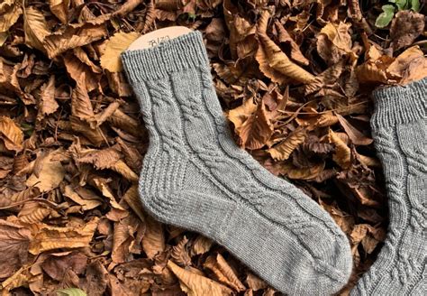 LovisSocks Toe Up Socken stricken mit hübschem Zopfmuster