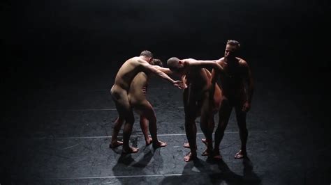 Desnudos NUDE PERFORMANCE IN ART SHOW ThisVid