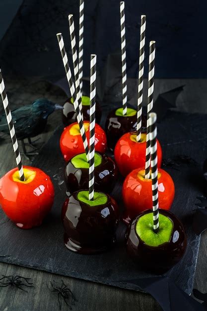 Manzanas De Caramelo Rojas Hechas A Mano Para Halloween Foto Premium