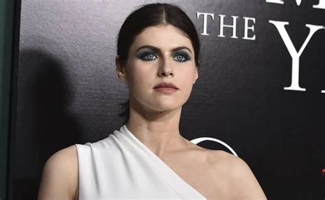 Alexandra Daddario Presume Su Tonificada Silueta Con Bikini En Haw I