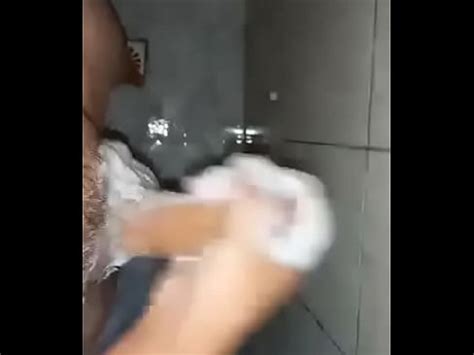 Se hace una paja mientras se está bañando XVIDEOS