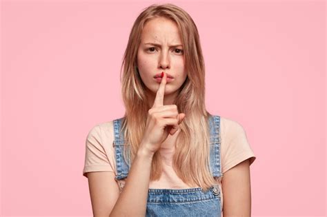 Jeune Femme Blonde Avec Une Salopette En Denim Photo Gratuite