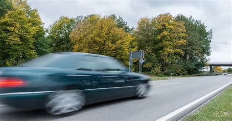 Fast Doppelt So Schnell Unterwegs Wie Erlaubt Autofahrer Wird Mit