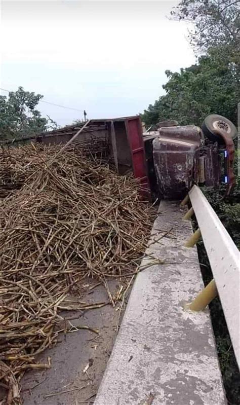 Vuelca Cami N Cargado De Ca A De Az Car En El Tramo Cosamaloapan Tuxtepec