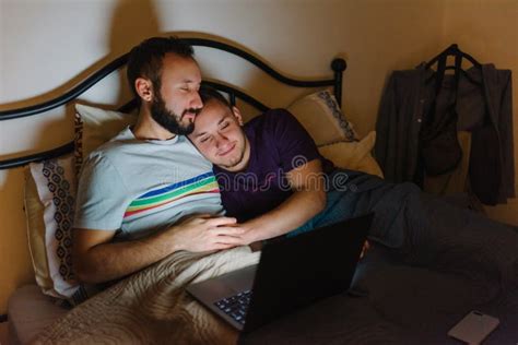 Casal Gay Olhando Laptop Na Cama Foto De Stock Imagem De Felicidade Amor
