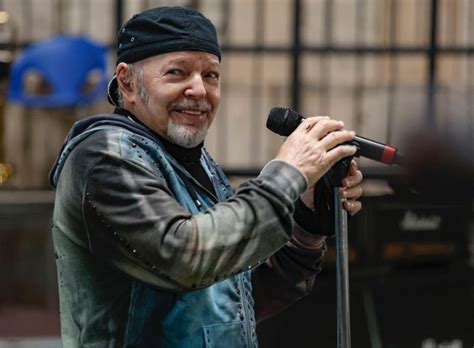 Vasco Rossi Chi Biografia Et Carriera Successi Canzoni Figli