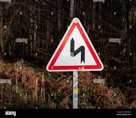 Succession de virages à gauche Signalisation routière Code de la