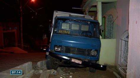 Caminh O Desgovernado Desce Rua E Atinge Casa Em Cariacica Es