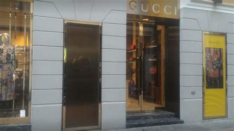 Varese Auto Usata Come Ariete Spaccata Nella Boutique Di Gucci