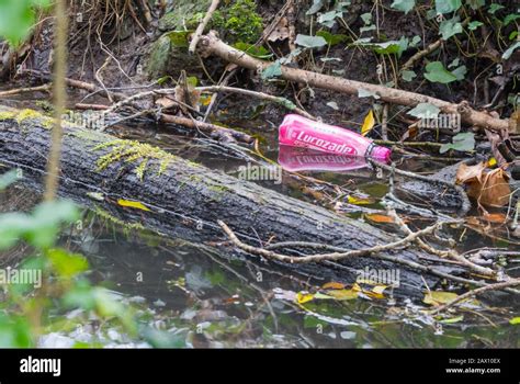 Residuos De Botellas De Plastico Desechados Fotos e Imágenes de stock