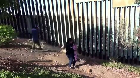 Mother And Daughter Crawl Under Us Mexico Border Fence Vídeo Dailymotion