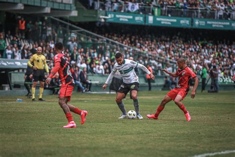 Escalação do Coritiba Thonny Anderson treina normalmente trio está