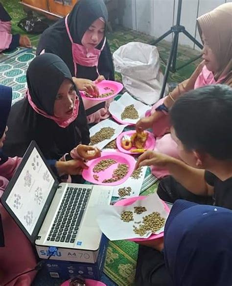 Perempuan Adat Penjaga Hutan