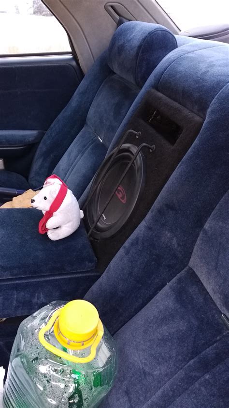 Сабвуфер в подлокотник заднего сиденья. — Toyota Crown (S130), 2 л ...