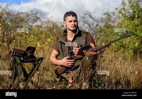 Hombre Con Rifle De Caza Equipo De Fondo De La Naturaleza Prepararse