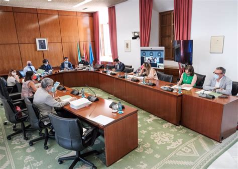 La Mesa del Parlamento andaluz pospone el análisis del escrito en el