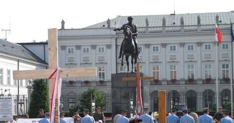 Kolejne Krzy E Przed Pa Acem Prezydenckim Wydarzenia W Interia Pl