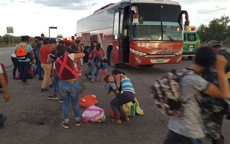 Quedan varados 42 viajeros por autobús descompuesto en carretera