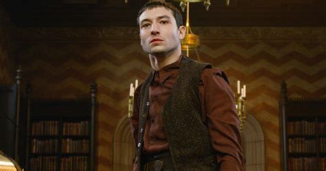 Fantastic Beasts: 5 Reasons Credence Isn't Related to Dumbledore (& 5 He Is)