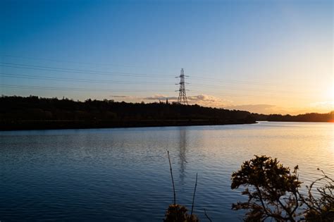 Kabel Listrik Pylon Melawan Langit Sunsetting Melintasi Sungai Tyne