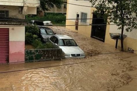 Chuva alaga ruas e arrasta carro em Barra do Piraí RJ 13 02 2023