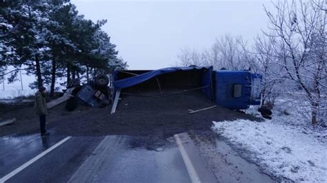 Un camion plin cu semințe de floarea soarelui s a răsturnat în raionul